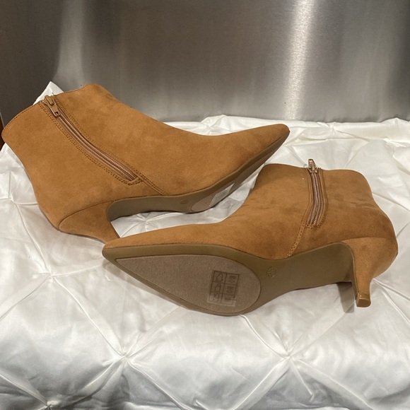 Journee Collection Isobel Inside Zip Stiletto Booties
Size 8.5 - Picture 7 of 10